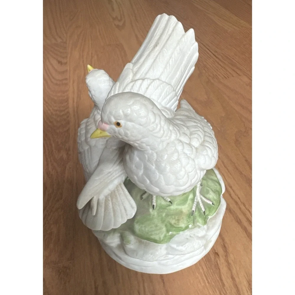 Porcelain Doves Music‎ Box Vintage Made In Japan 7 Inches Rotates WORKS